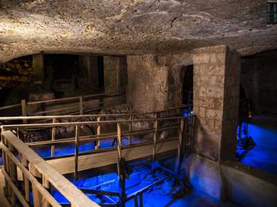 Entriamo infine nell�area pi� grande della grotta, avvertendo maggiormente l�umidit� attorno a noi quanto pi� ci inoltriamo nella cavit�. A primo impatto pare di trovarsi nelle terme